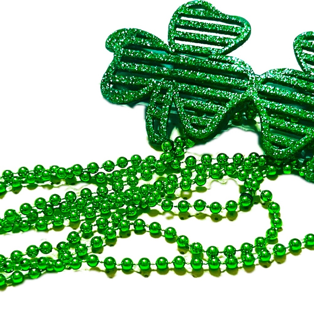 St Patrick’s Day Green Glitter glasses with Shamrock Bead Necklace